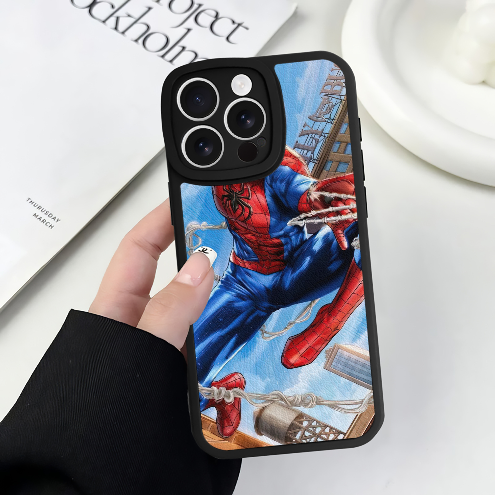 （画像用） Spider Man スパイダーマン 【iPhone 16シリーズ対応】シリコンスマホケース（レザー調） 材質：シリコン